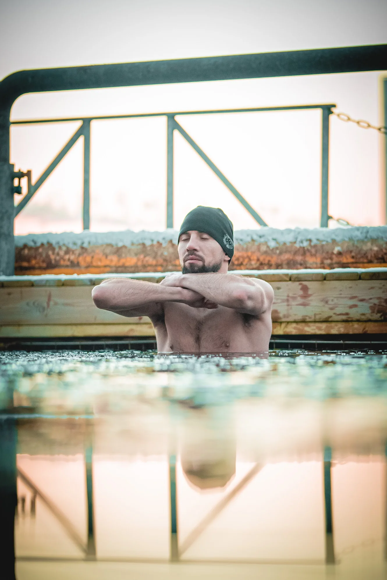 Mand i iskoldt havvand med lukkede øjne