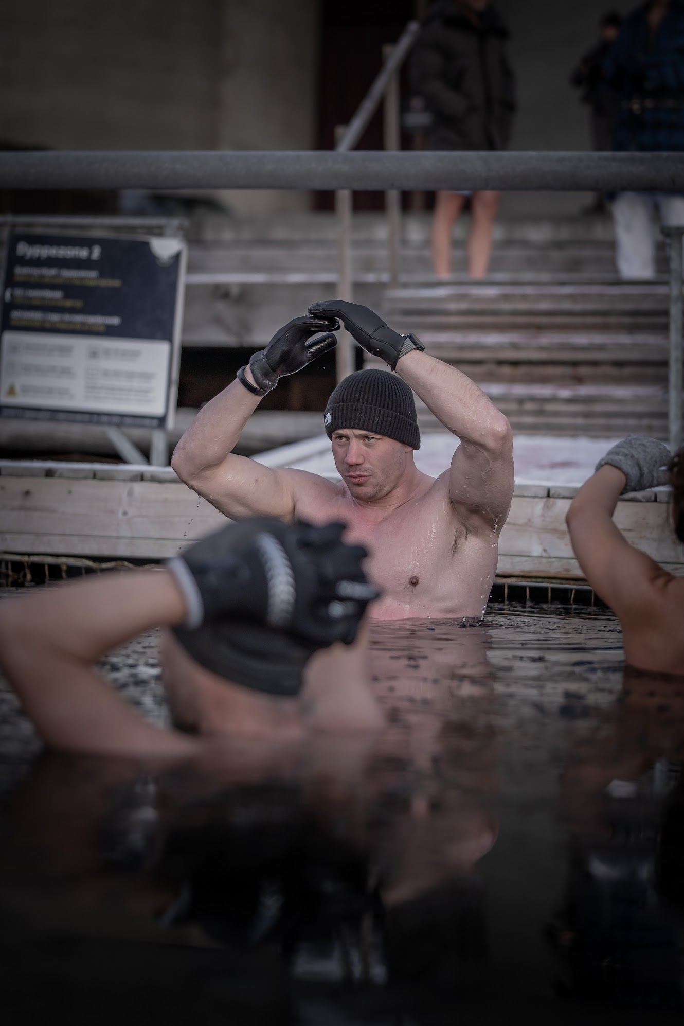 Gruppe i iskoldt havvand