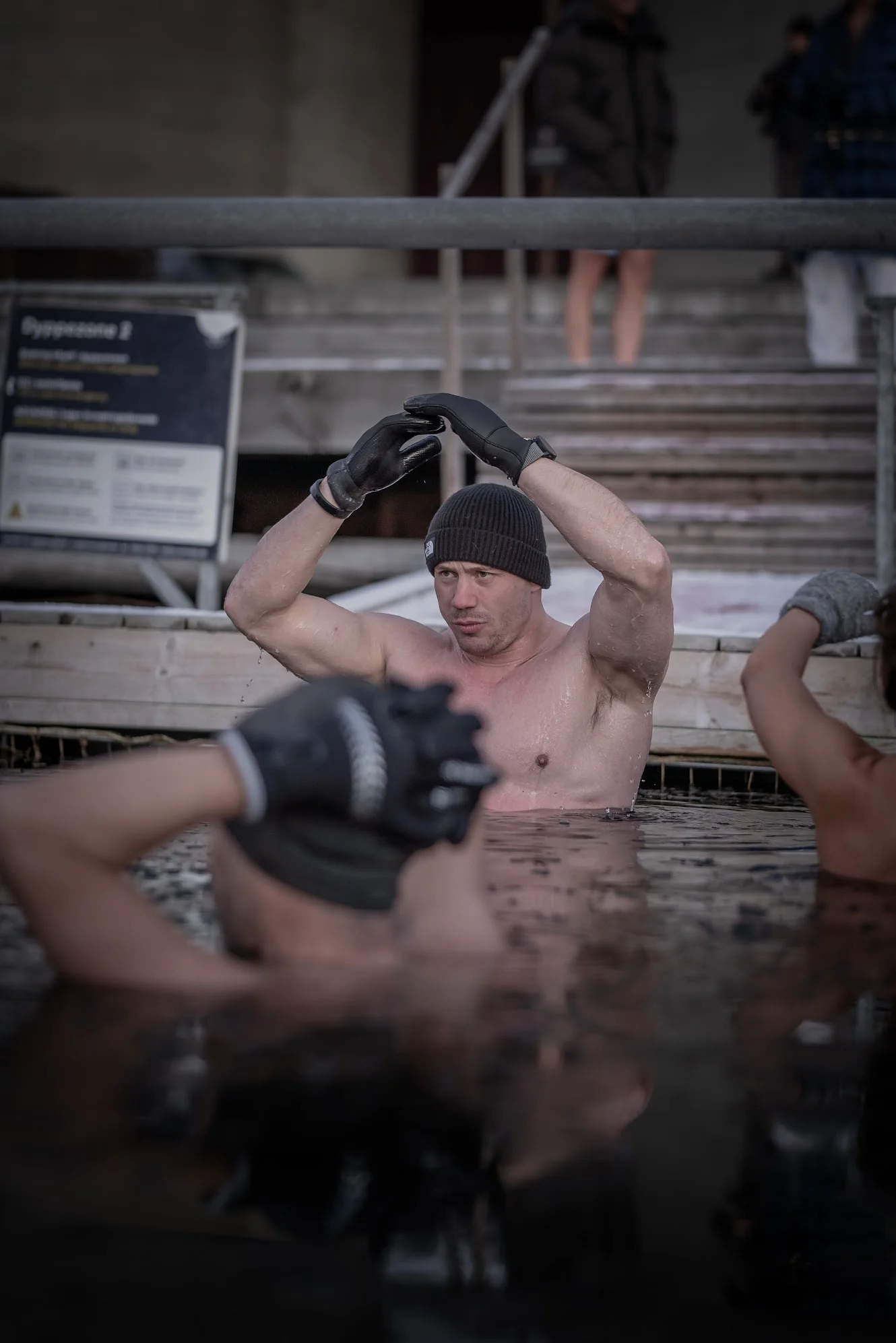 Gruppe i iskoldt havvand