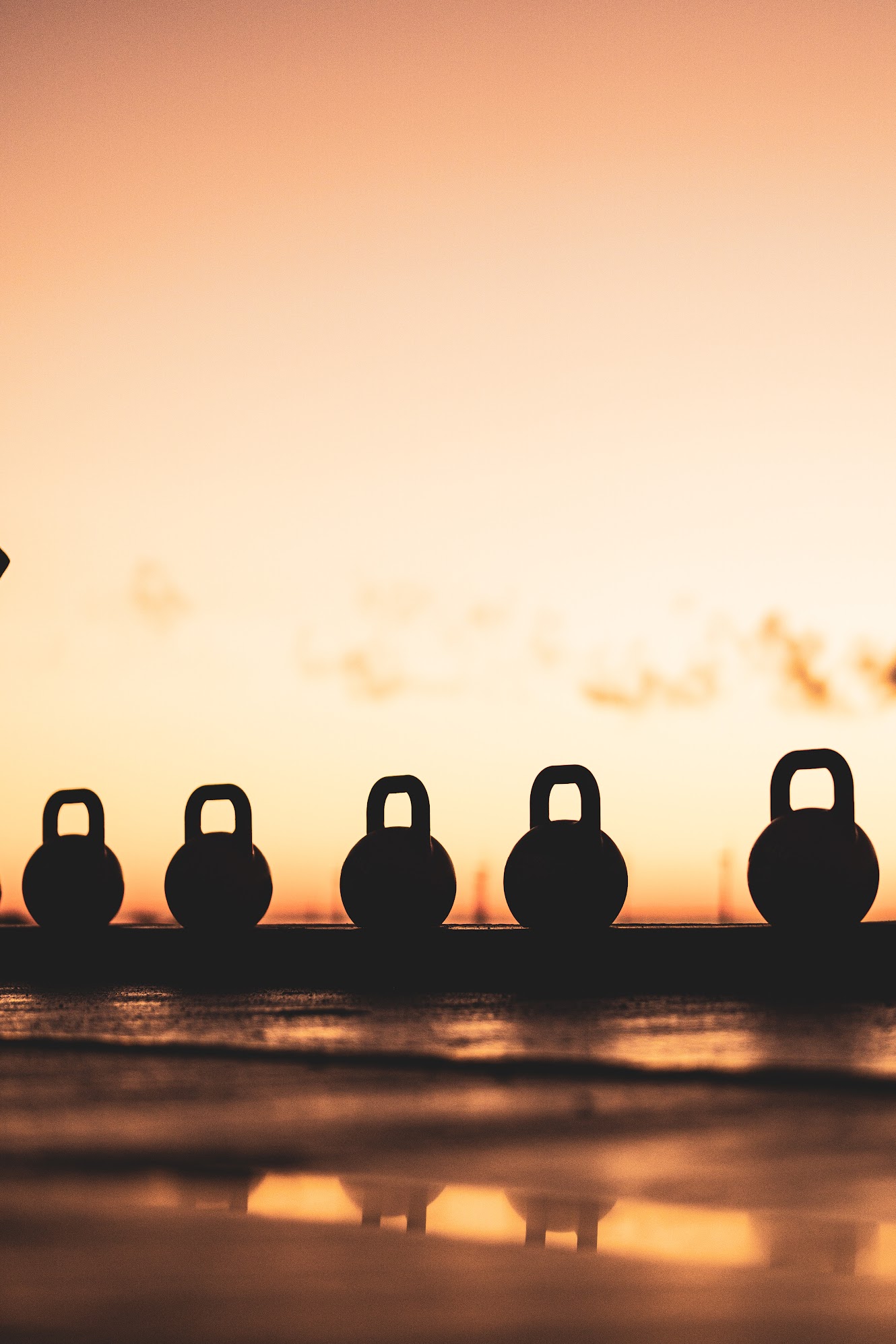 Kettlebells ved solnedgang