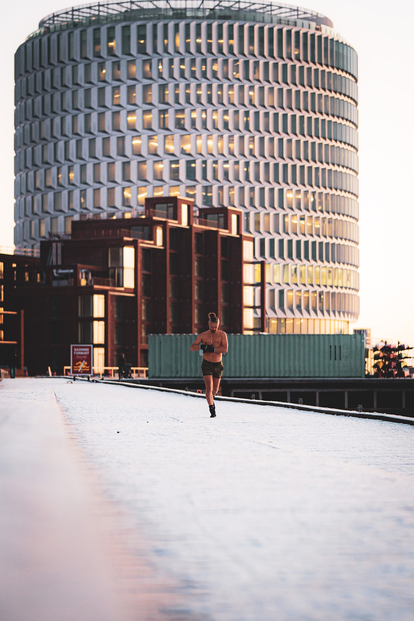 Løber barfodet i sneen ved Nordhavn